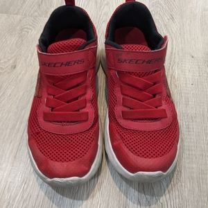 Lightweight red sneakers